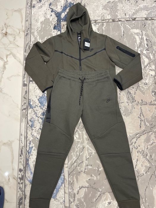 Nike Sportswear Tech Fleece – Light Army / Negru