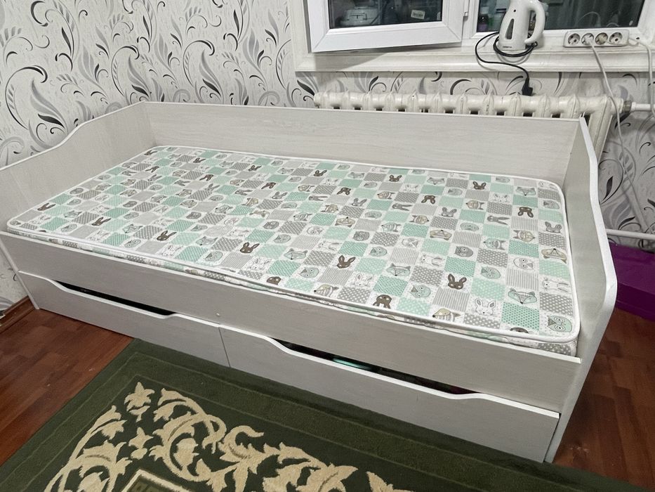 Детская кровать с выдвижными полками и матрасом