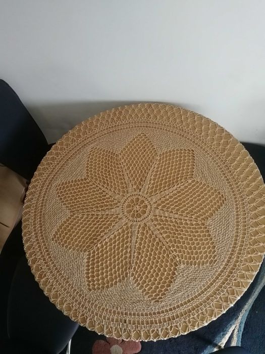 Față de masă macrame, elegantă, lucrată manual