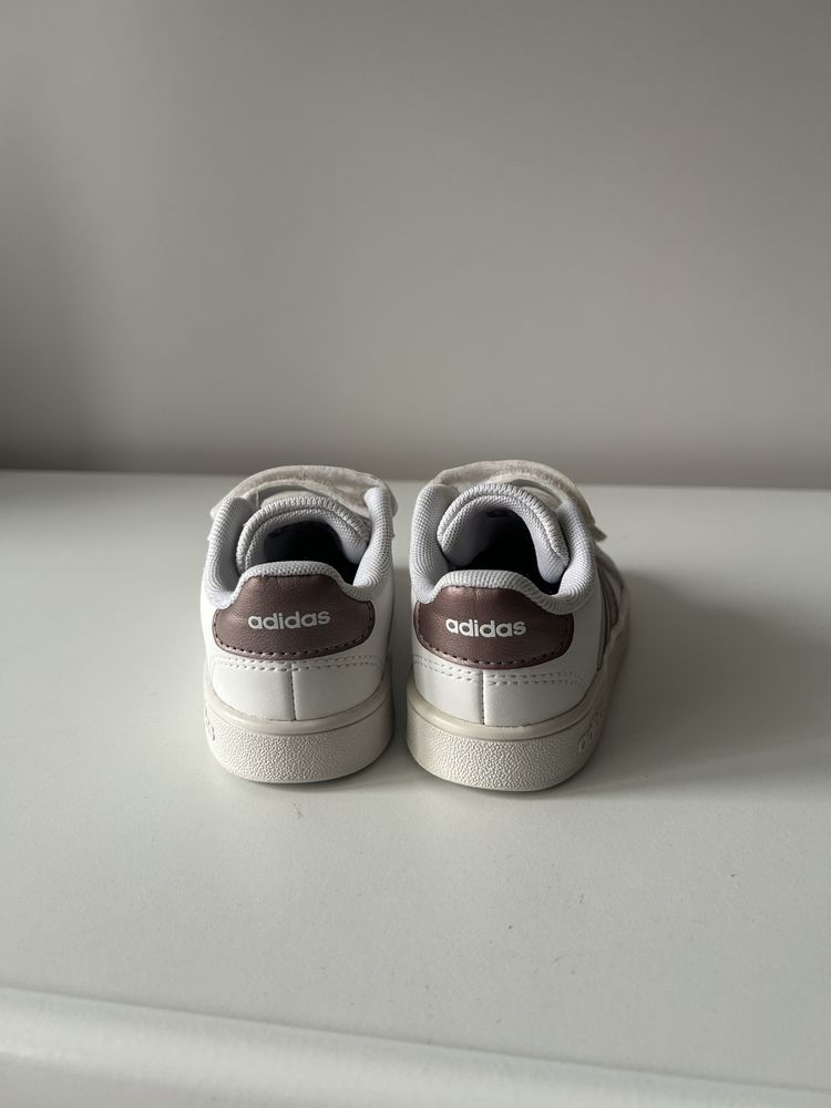 Маратонки Adidas за момиче