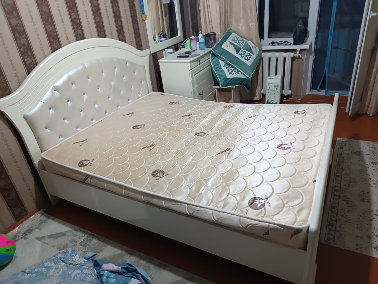 Двуспальную кровать (в идиальном состоянии)+ 2 тумба