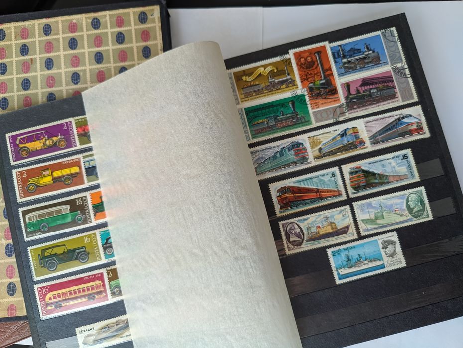 Продам 2 альбома с почтовыми марками.