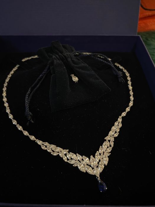 Нова огърлица на SWAROVSKI с допълнителен камък към нея.