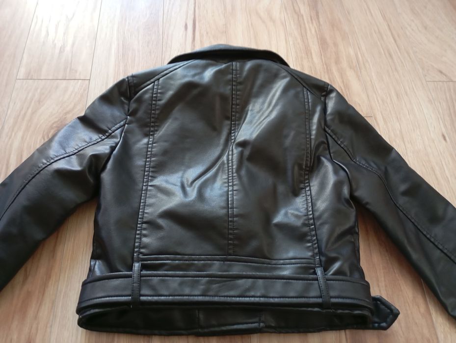 Късо кожено яке pull and bear, XS размер с леки забележки