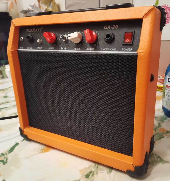 Vând set chitară - amplificator + doză amplificare MUZIKER (nouă).