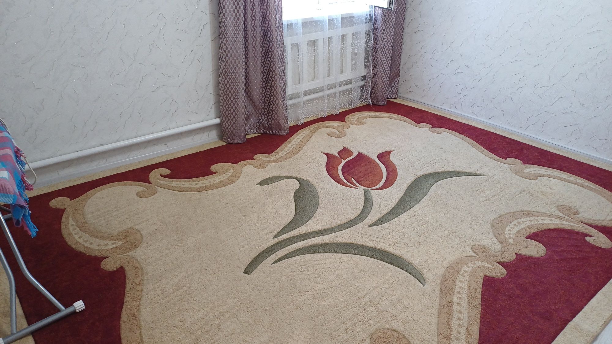 Продам ковёр 3на 4. В хорошем состоянии.
