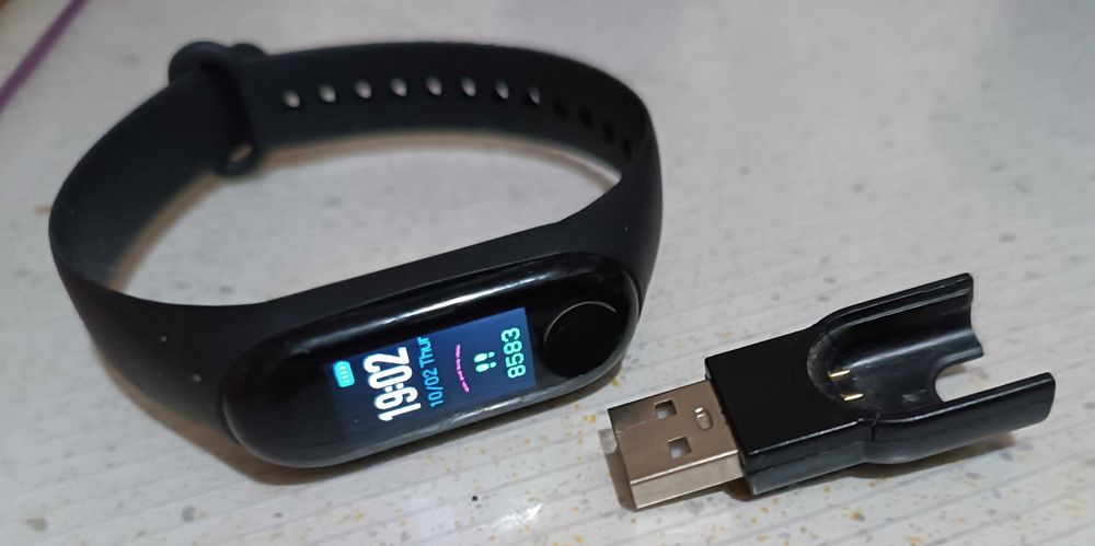 Фитнес браслет б/у с зарядным устройством