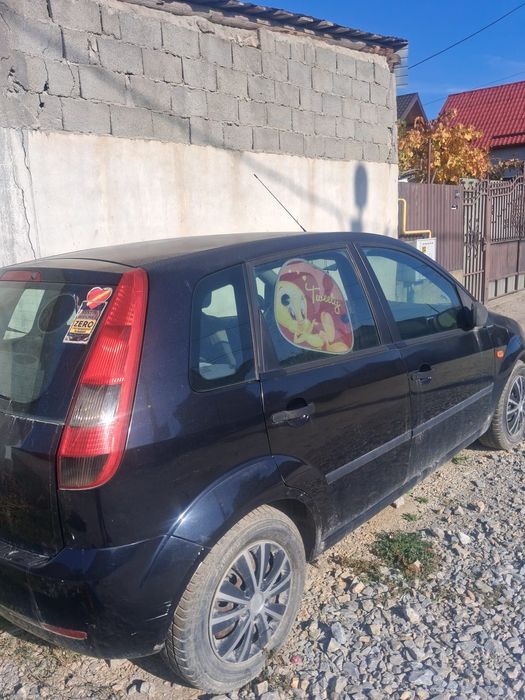 Vând Ford Fiestă