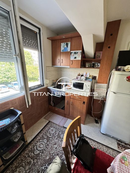 Двустаен апартамент подходящ за преустройство  в ж.к Славейков