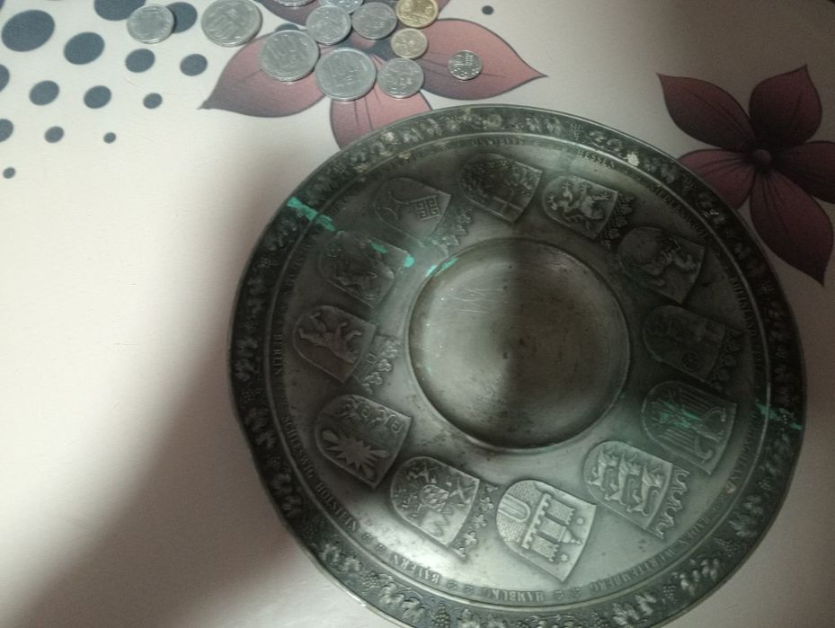 Monezi vechi ceas vechi și un zodiac vechi