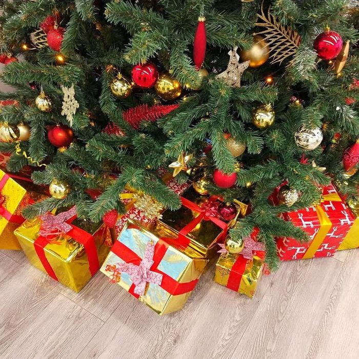 Yangi yil bezak archa va o'yinchoqlar