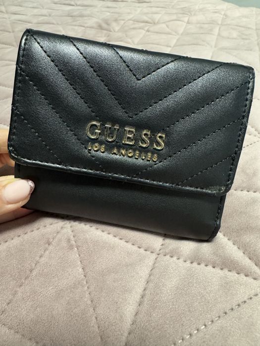 Дамски портмонета Guess