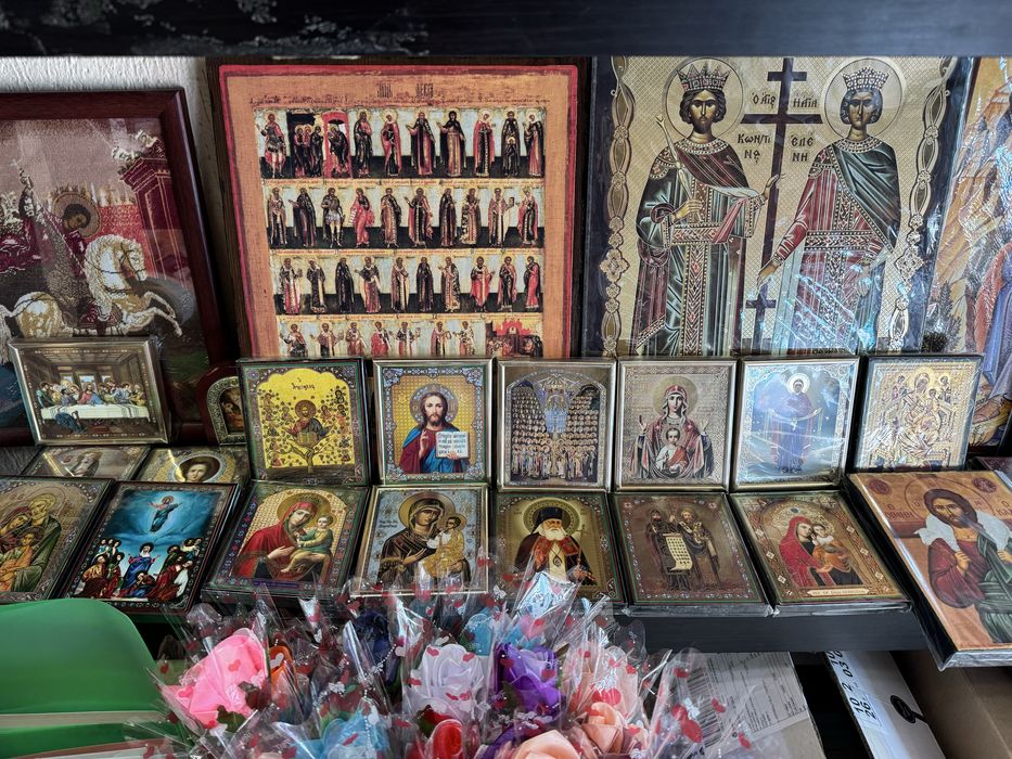 Икони ръчно правени на платно и хартия