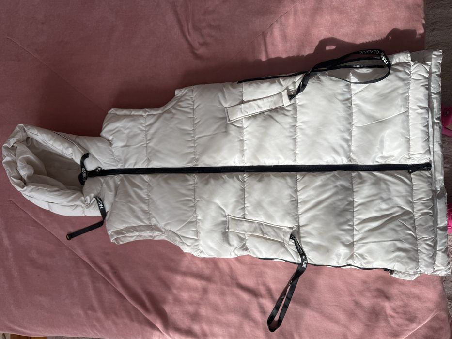 Дамски елек в бежов цвят