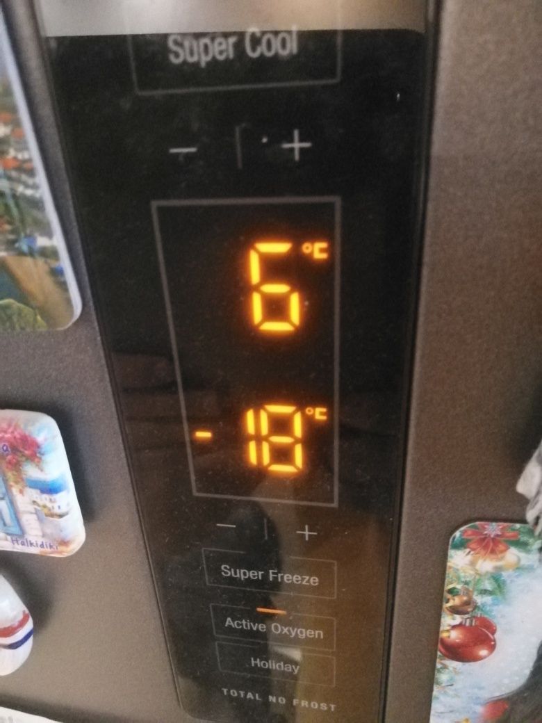 Продавам комбиниран хладилник ARISTON Hotpoint XH9 T2Z , 369 л, A++