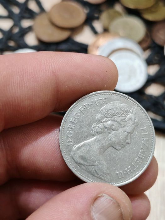 Продавам група от 8 броя стари монети с лика на Кралица Елизабет II. О
