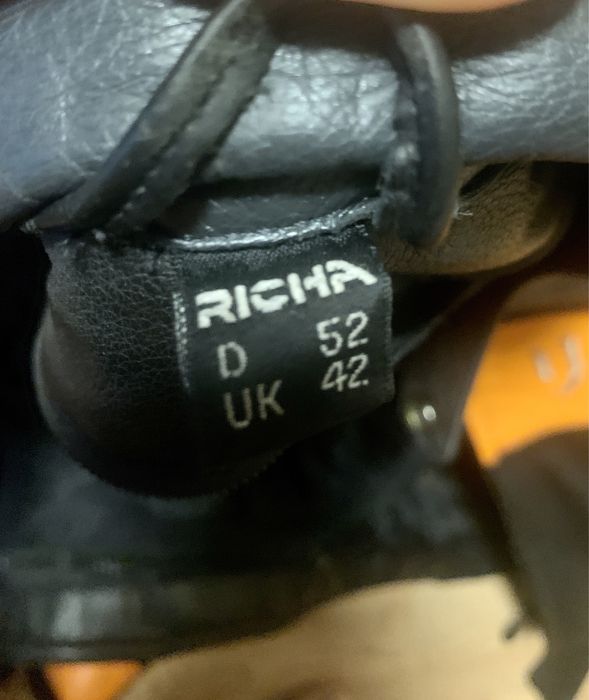 Vând geaca moto din piele cu protecții