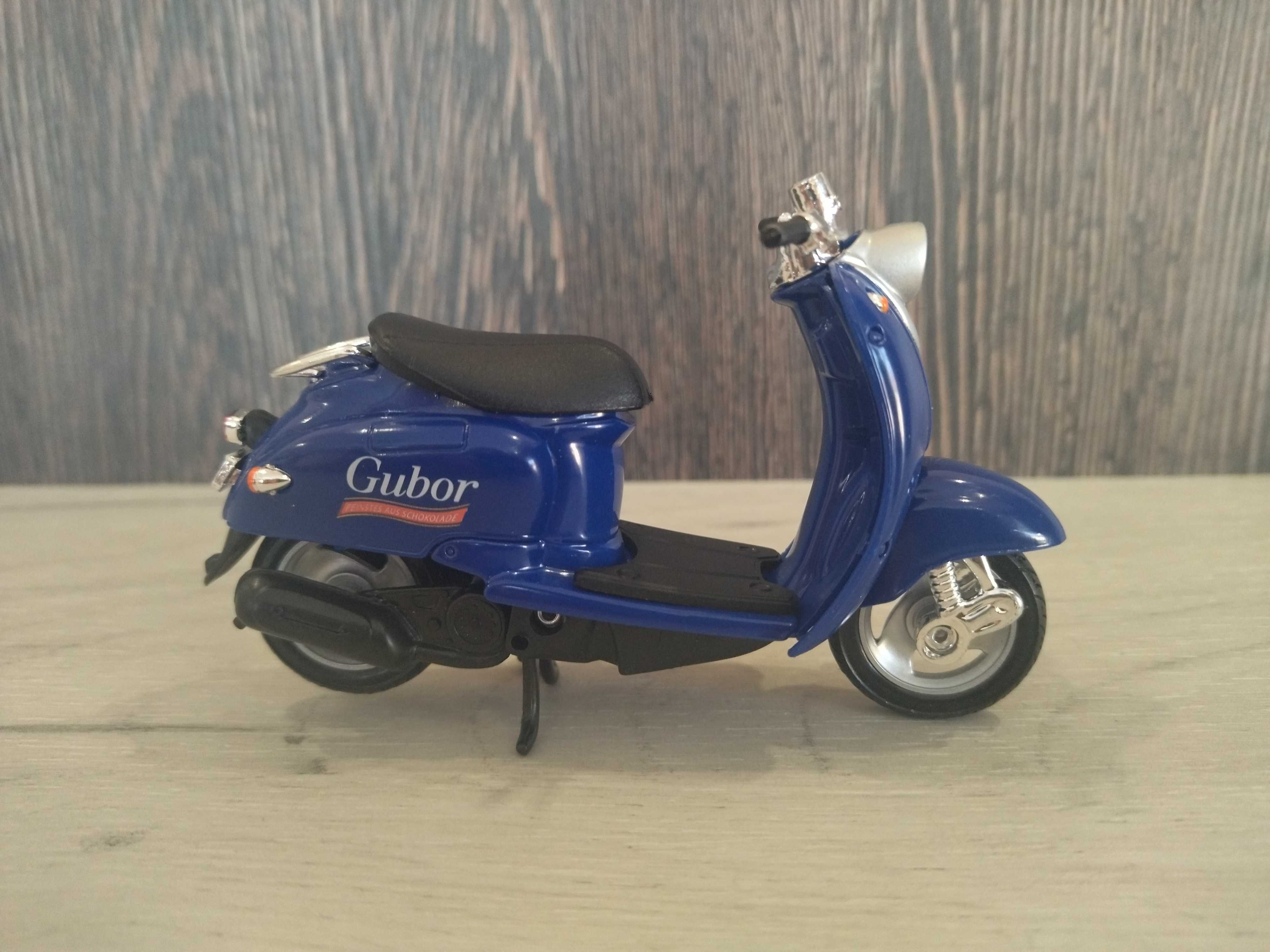 Метално скутерче Vespa !!!