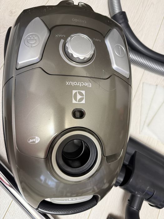 Aspirator cu sac Electrolux Easy Go