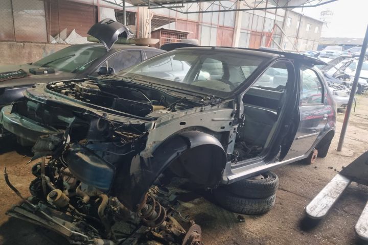 Fuzeta fata stanga Dacia Logan prima generatie