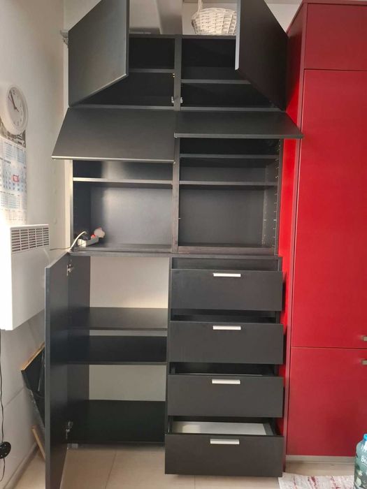 Висок шкаф от Икеа