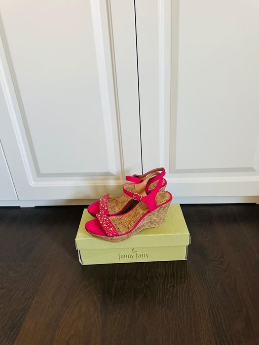 Sandale cu platforma roz cu strasuri , numarul 39