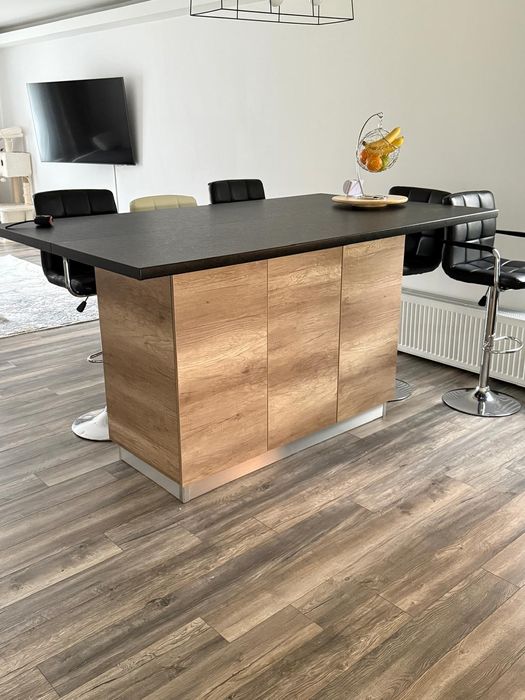 Insula bucătărie + 7 scaune de bar