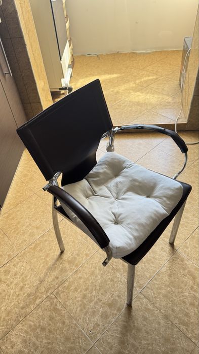 Set masa bucatarie + 3 scaune piele + perne