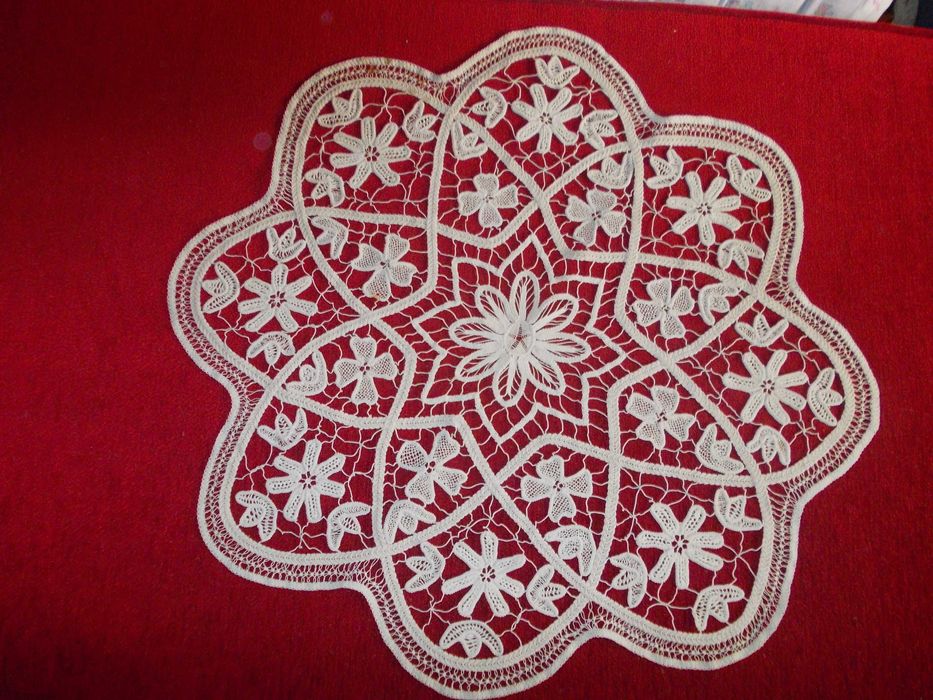 Fata de masa rotunda din macrame