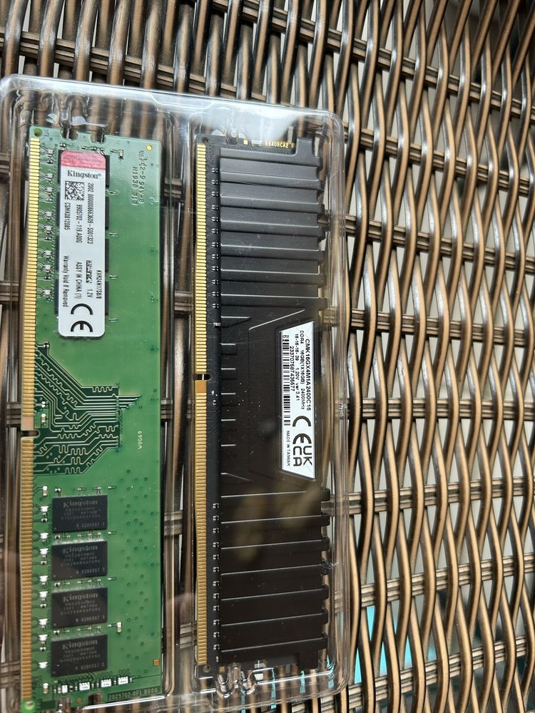 Procesor AMD RYZEN 3 3200G, Cooler WRAITH si RAM DDR4 2400GHZ