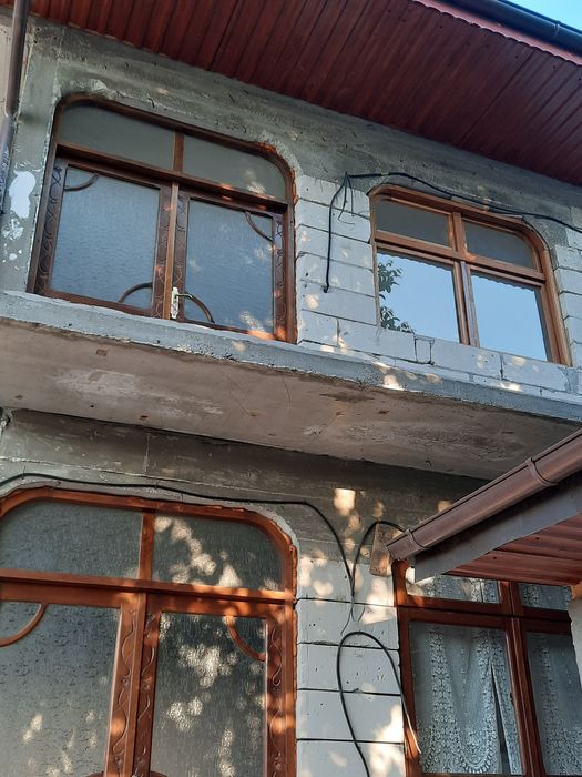 Vând 4 uși si 8 geamuri