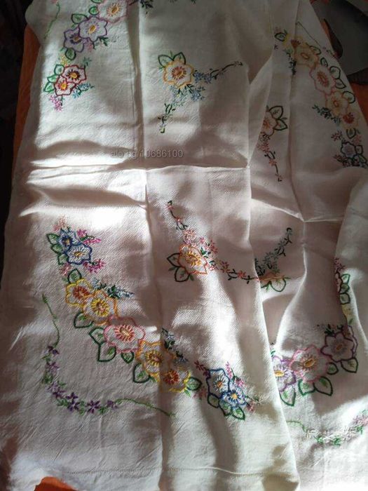 Старинна ръчно изработена покривка за маса с размери 164*125 см.