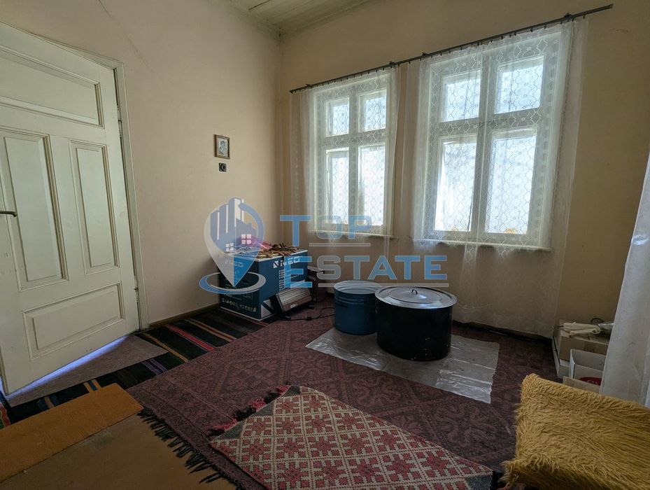 Двуетажна тухлена къща на главната улица в село Поликраище, област Ве