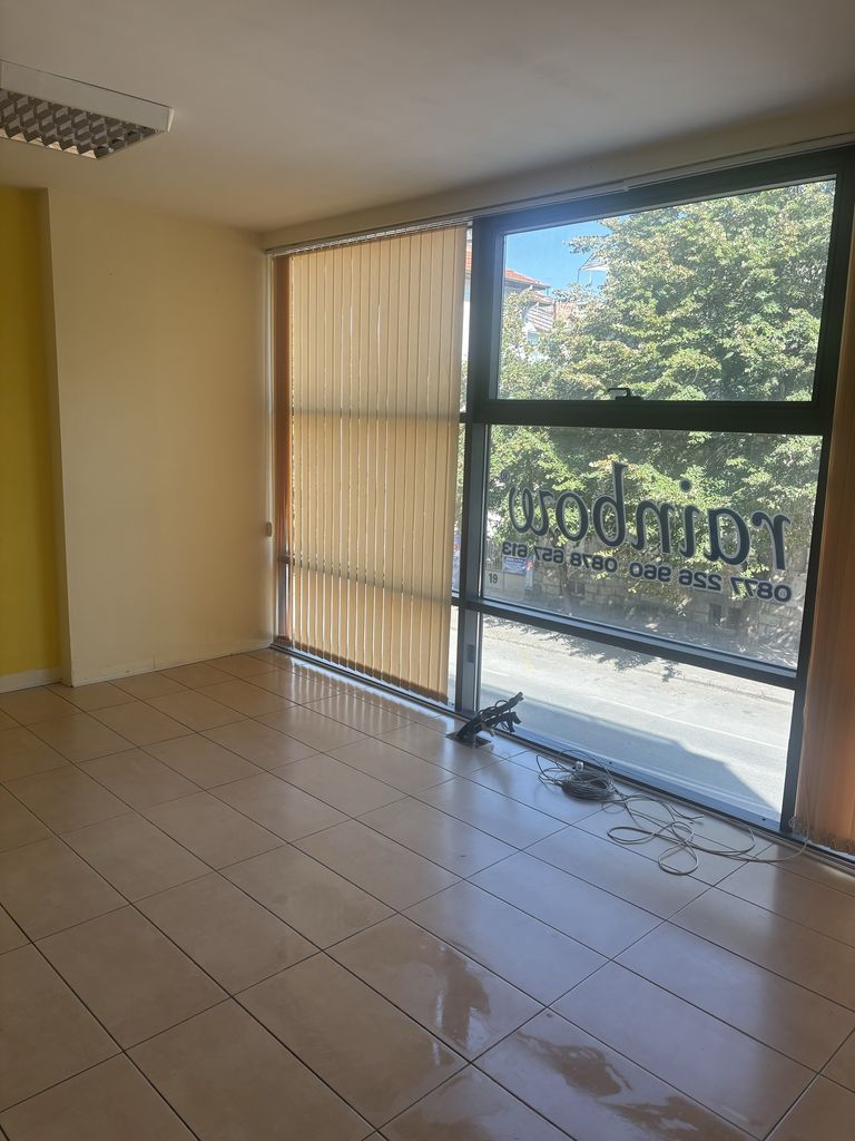 Дава се под наем Офис в с. Брестовец, Област Плевен - 74 кв.м за 306 € - Снимка #4