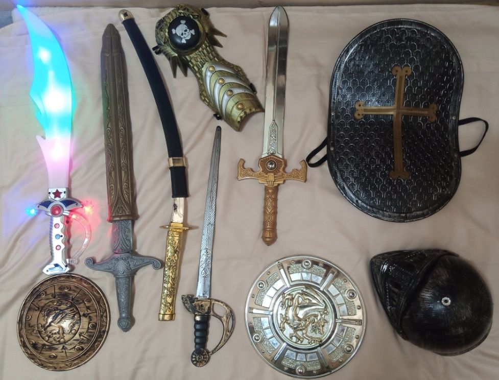 Детское рыцарское воаружение щиты, мечи, шлем и защита.