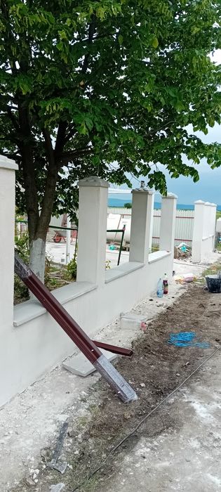 Gard și porți din sipca metalică, plasă de fier forjat și bur. Potrivi
