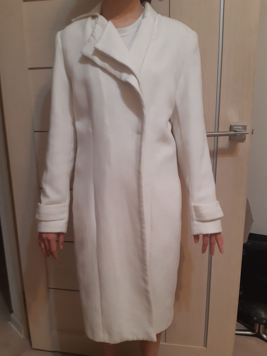Пальто белое новое сшито швеей