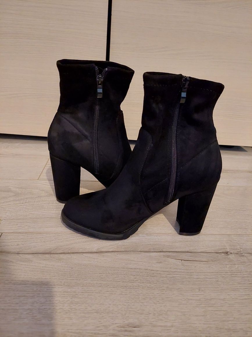 Botine negre cu toc im. piele intoarsa