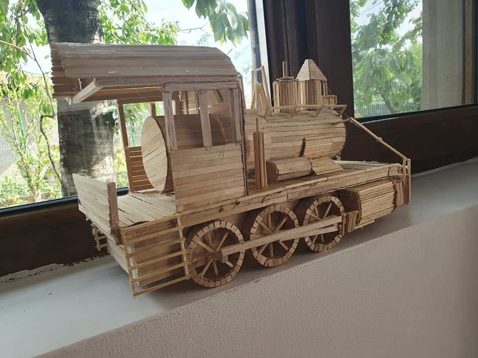 Locomotiva creata din bete de cafea