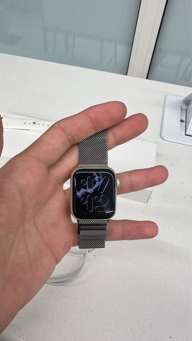Apple Watch SE 2 в серебристой расцветке