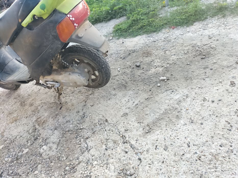 Vând scuter Aprilia de 80cc 2t sau schimb cu un Scuter malaguti f12