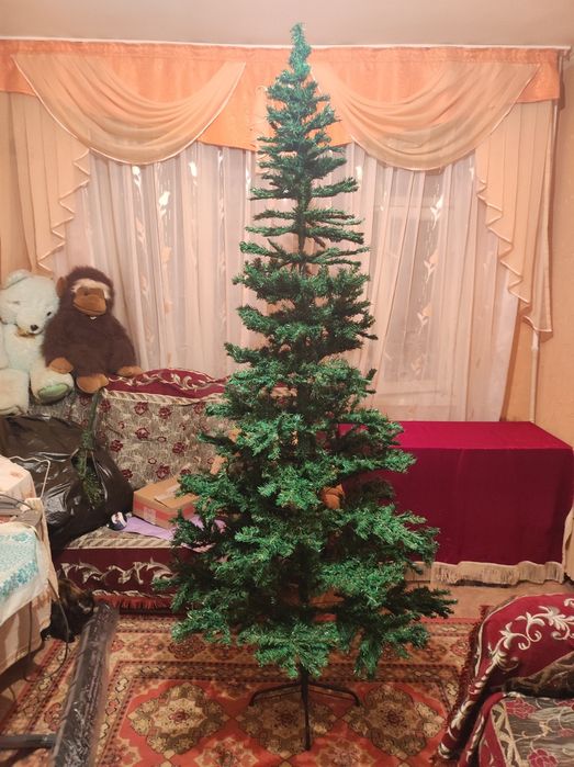 Продаётся новогодняя ёлка искусственная