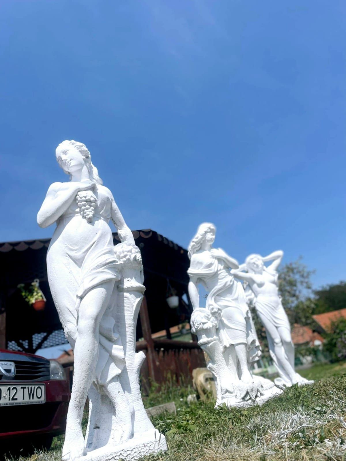 Vând statuete și ghivece ornamentale