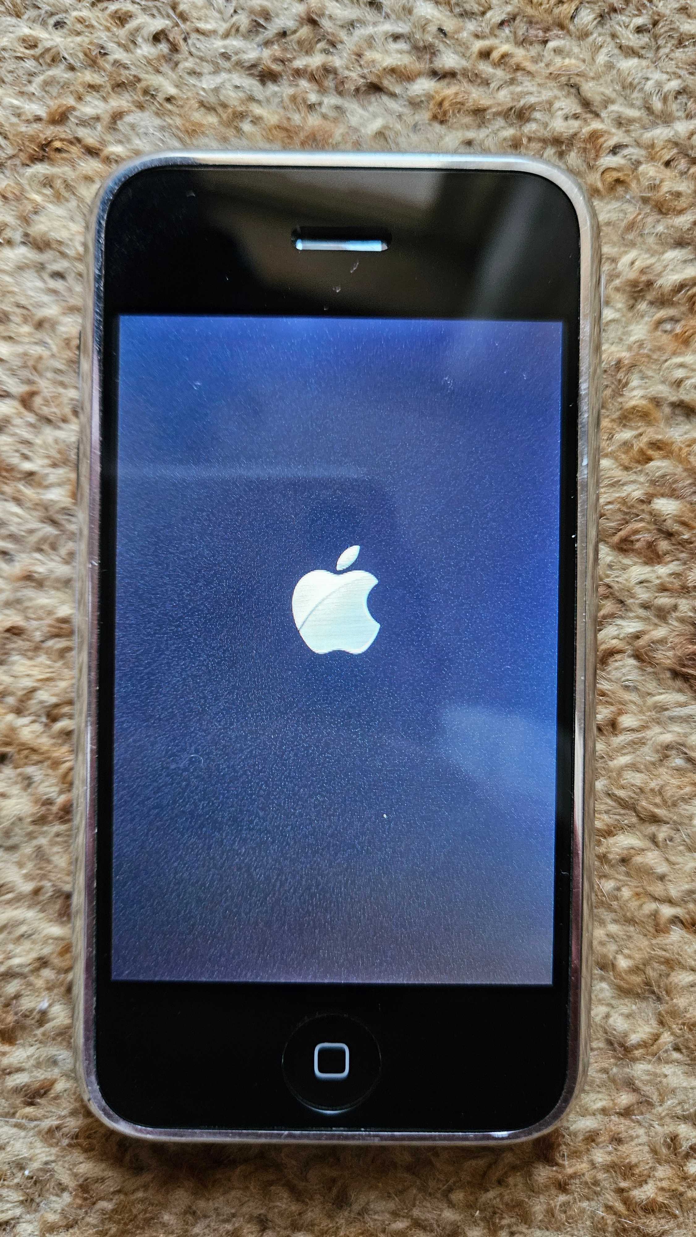 Продавам Iphone 2G първия Айфон