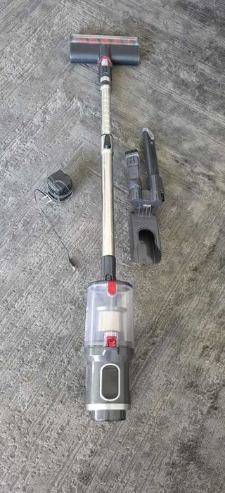 Aspirator vertical pe baterie Maxxmee, filtru HEPA si perie rotativa.