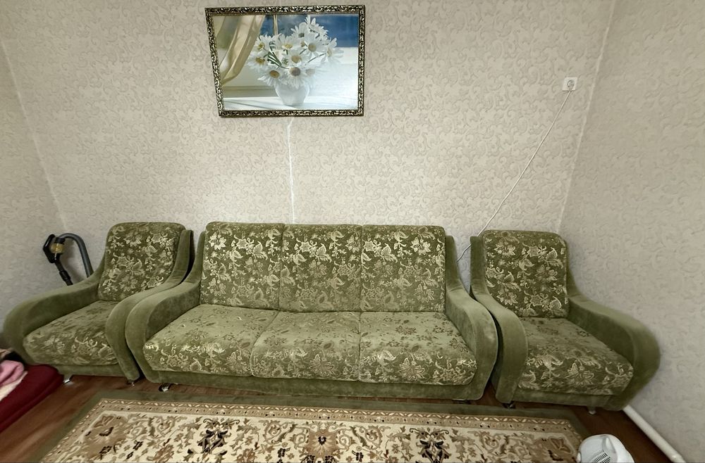 Продам   Диван с креслами , кресло 2 штука