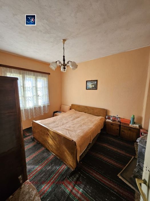 Къща в Плевен, област-с.Бръшляница площ 170 цена 25000