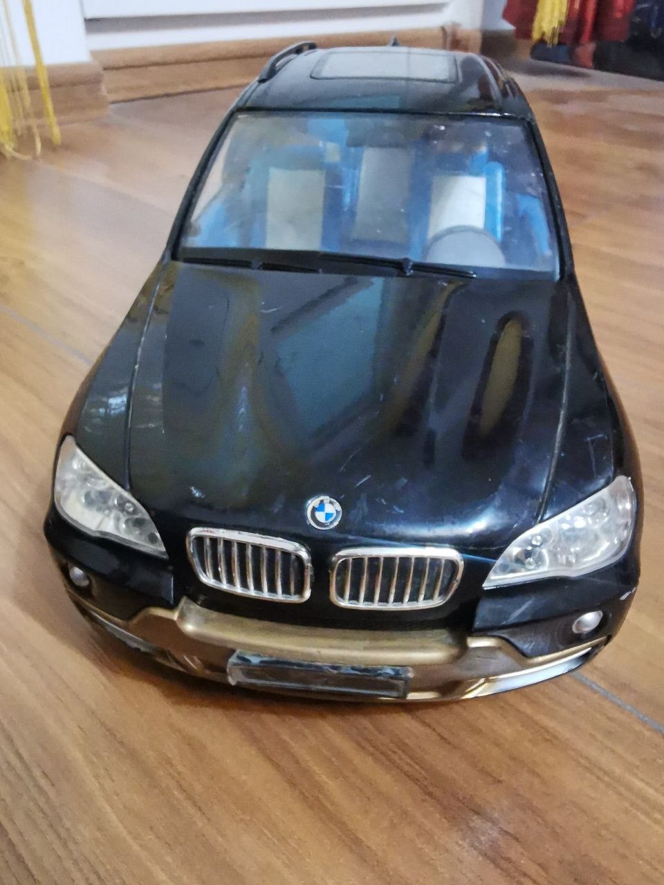 Masinuta BMW X5 de 34 cm