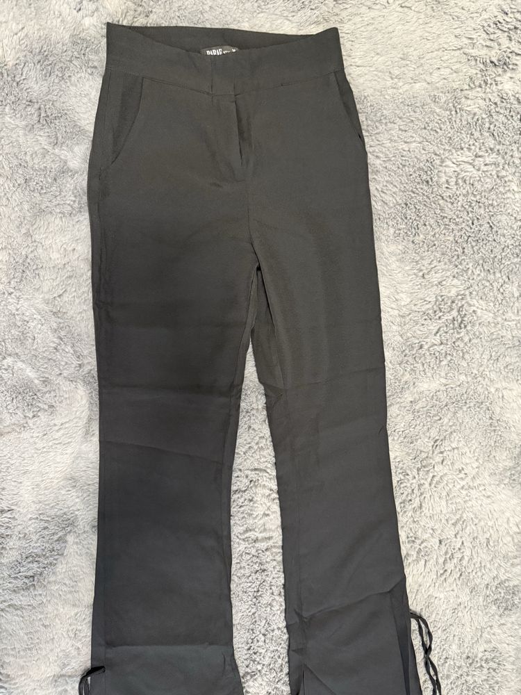 Pantaloni evazati