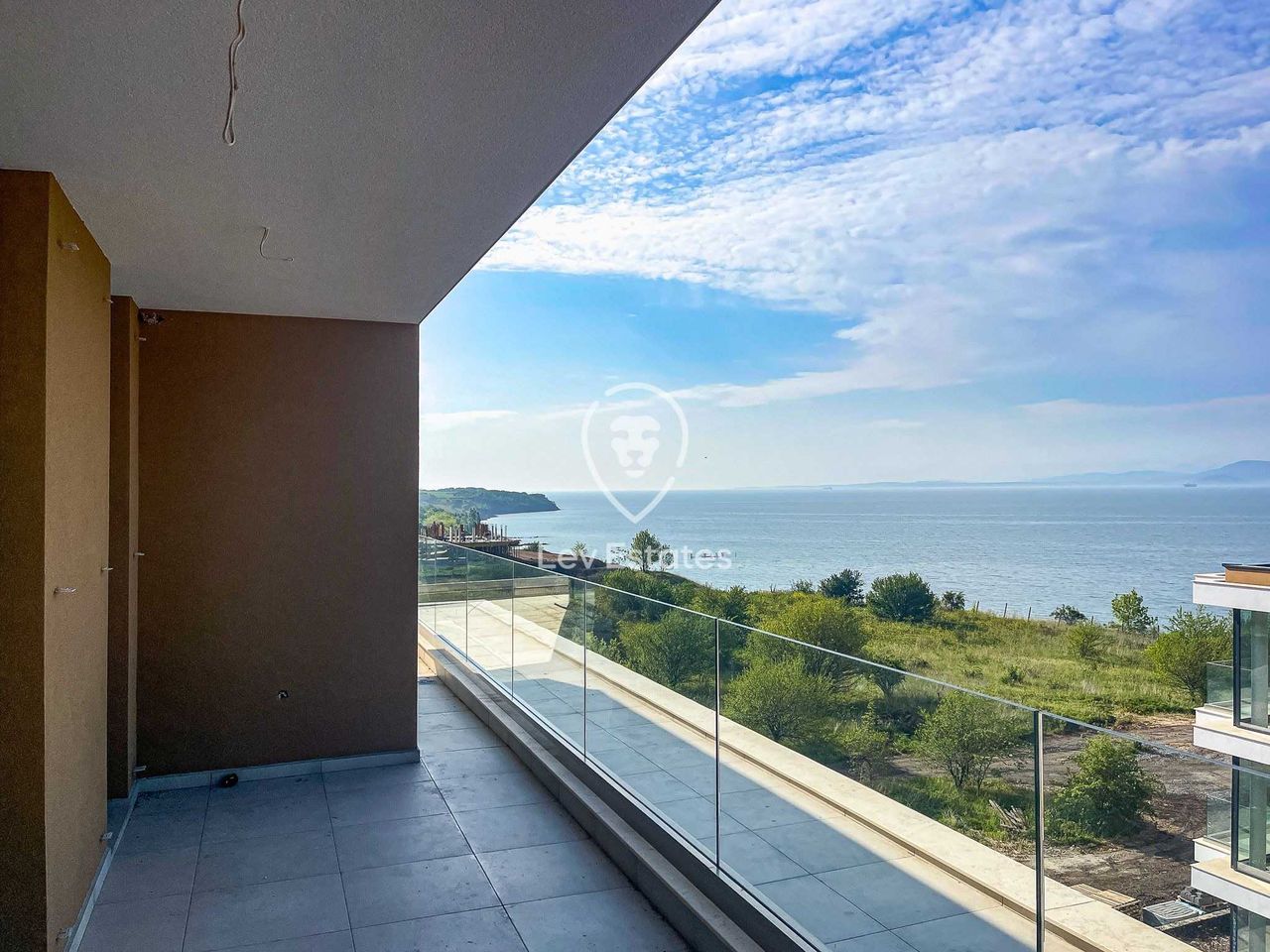 Продава се Тристаен апартамент в Бургас, Сарафово - 152 кв.м за 1507 €/кв.м - Снимка #2